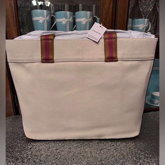 ❌SOLD❌ COACH Canvas Tote Large NWT EXCELLENT CONDITION - Picture 6 of 11